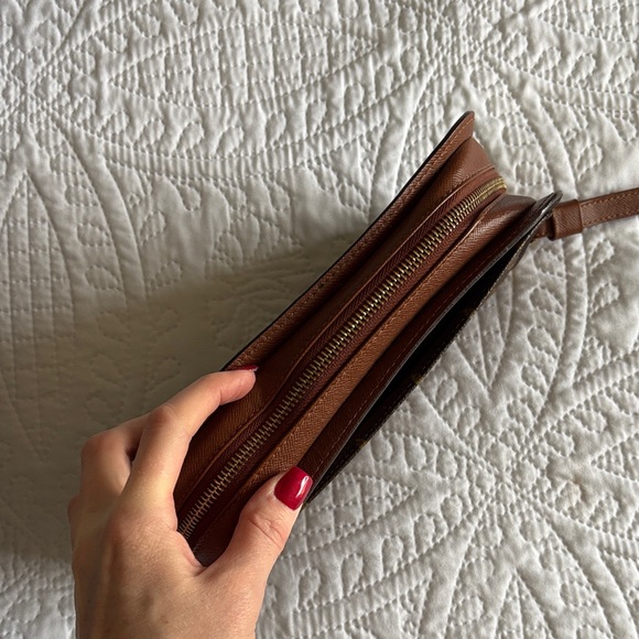 Louis Vuitton Orsay Monogram Clutch Excellent Condition - Picture 15 of 16